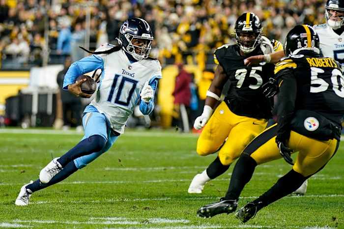 Tennessee Titans wide receiver DeAndre Hopkins (10) runs the ball against the Pittsburgh Steelers .